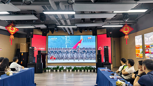一禾科技員工齊聚多功能演示廳，共睹九三閱兵盛況！
